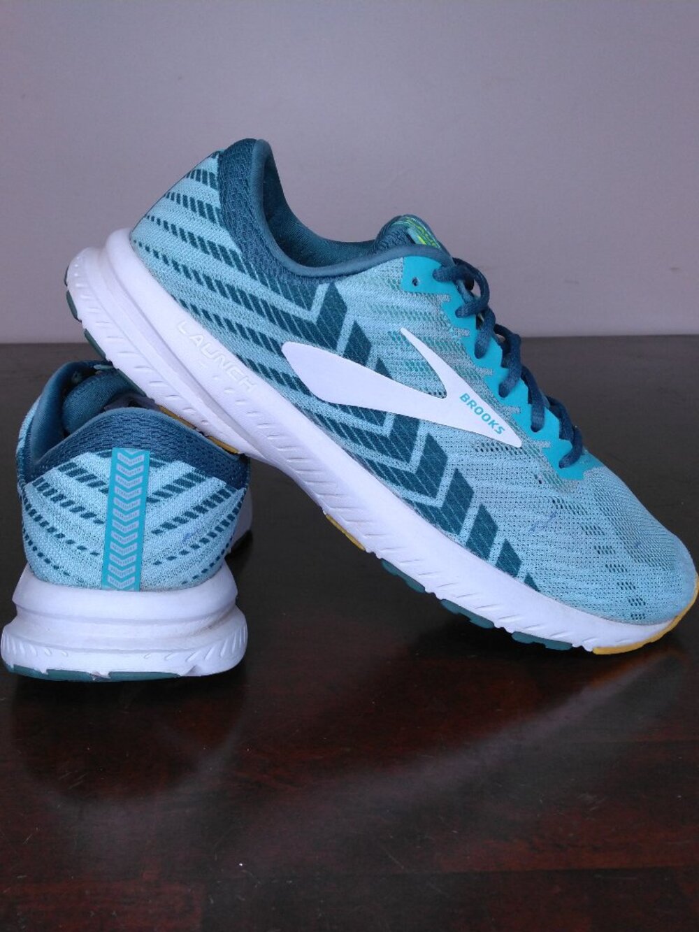 BROOKS Launch 6 Shoes Womens SIZE 9 TEAL White RUNNING CrossFit 1202851B365 USA